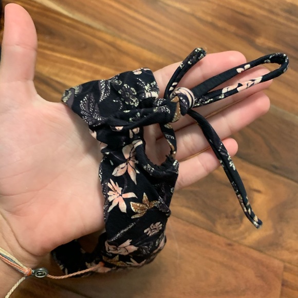 2 black billabong swimsuit bottoms for surfing - Picture 4 of 4